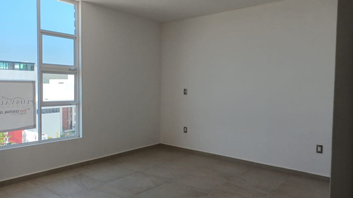 Venta De Casas En El Encino, Pasillo Lateral, Estudio O 4ta Rec En Pb, Lujo