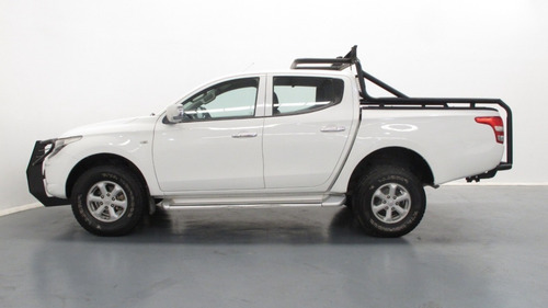 Imagen 2 de 15 de Mitsubishi L200 Diesel 4x4 2017