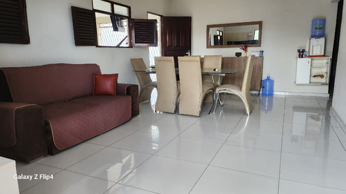 Casa Gradeada Com 5 Quartos (1 Suíte), Bem Localizada E Bem Ventilada. Reformada.