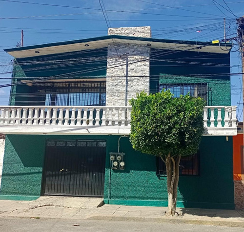 Casa Bonita, Amplia Con Estacionamiento Cerca De Plaza Ciudad Jardin Y Plaza Neza. 