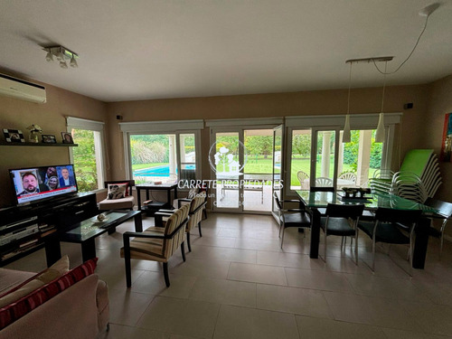 Casa En Venta Los Jazmines De 3 Dormitorios Y Dependencia. Pilar Del Este.