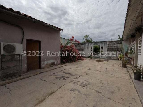 Estratégica Casa Comercial En Venta En Plena Avenida Libertador De Cabudare. Alto Trafico Peatonal Y Vehicular. Ideal Para Inversionistas Que Desean Escalar Al Próximo Nivel. Mls #25-2991 Pm