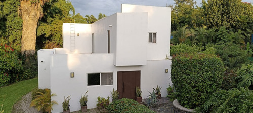 Casa En Venta En Jiutepec, Cocadas, Con Acceso Controlado, Alberca Y Loft Independiente.