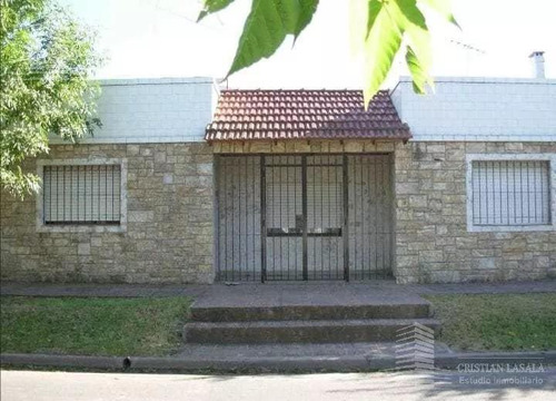 Casa Americana De 4 Ambientes En Venta, A 12 Cuadras De La Estacion De Castelar.