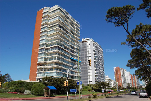 Venta Apartamento Semipiso 3 Dormitorios Dependencia Servicio Piscina Barbacoa Spa Sauna Primera Línea Seguridad Mucamas Playa Mansa Golden Gate Punta Del Este Maldonado