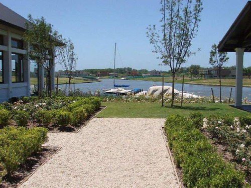 Lencke Vende - Albanueva-excelente Lote Al Rio Con Amarra, Frente A La Bahia Del Club House.