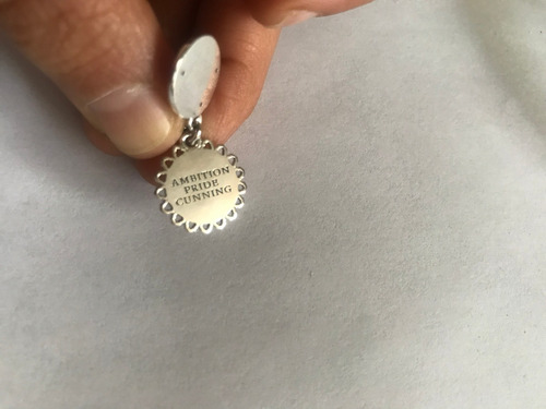 Dije Escudo Charm Basilisco Sly Ambition Pulsera O Cadena