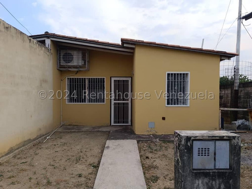 Hermosa Casa En Venta Urbanismo Privado Vigilancia Resd San Rafael Santa Cruz Pozo Agua Estacionamiento Estef 24-21737