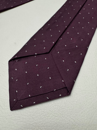 Corbata John Varvatos, Color Vino Con Vivos Blancos Bordó Lisa 1.5 M (Usado)