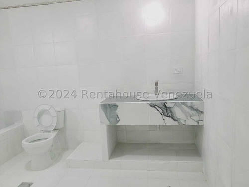 Casa Moderna Totalmente Remodelada, Con Amplios Espacios Iluminados Colinas De Guataparo 24-23018