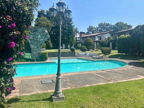 Casa En Condominio Con Alberca, Cancha De Tenis, Jardines. Excelente Ubicación