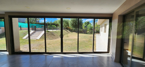 Venta Casa Amplia Y Funcional / Barrio Cerrado / 3 Dorm
