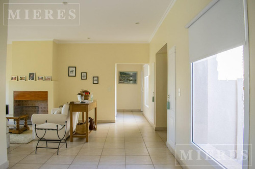 Casa En Venta Desarrollada En Una Sola Planta En Olivos Golf Club