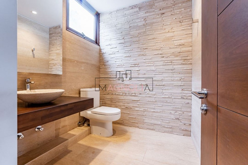 Casa En Venta De 5 Dorm. En Lo Barnechea