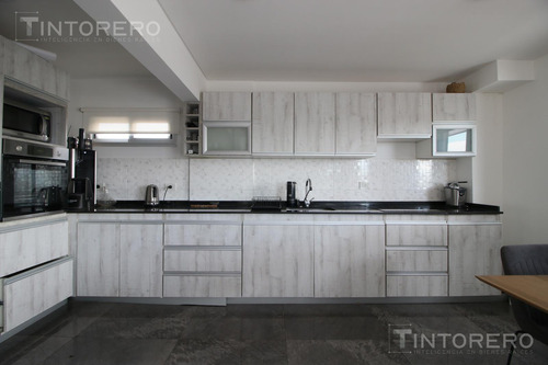Departamento En Venta De 4 Ambientes Con Balcón Aterrazado Y 3 Cocheras Cubiertas En Morón.