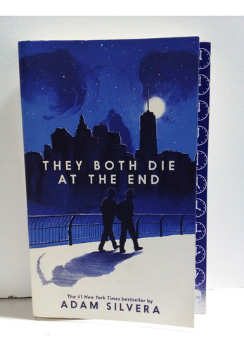 Livro They Both Die At The End - Adam Silvera - Em Inglês (Usado)