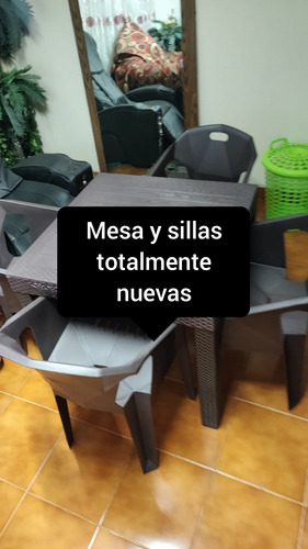 Mesa Tipo Rattan Con Sillas Cafe/humo (Usado)