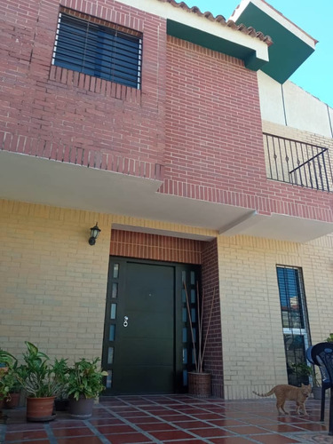 Se Vende Casa En Jardín Mañongo Res. La Fontana