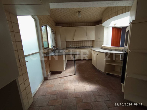 Casa Tipo Colonial Con 3 Recamaras Y Amplio Jardín