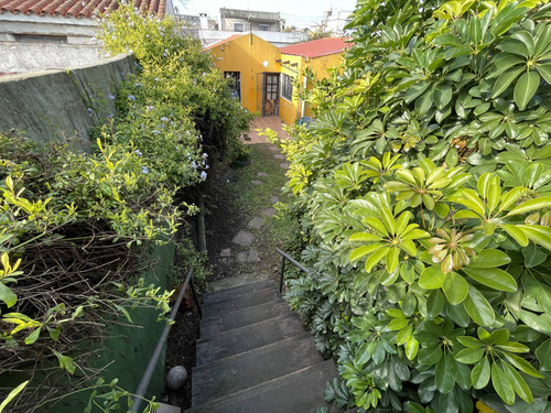 Venta De Casa Con 3 Dormitorios Y Monoambiente En Brazo Oriental