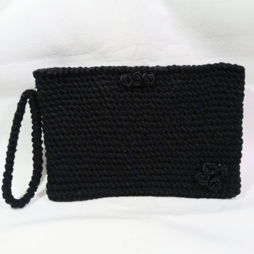 Clutch Em Crochê Preto Com Detalhes De Rosas