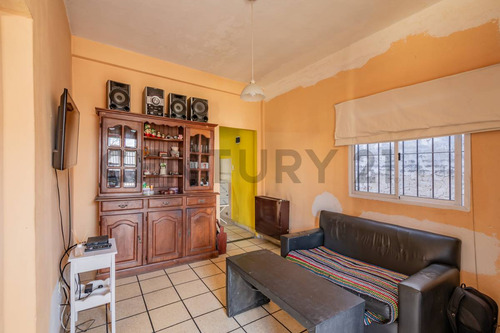 Casa De 3 Ambientes Con Jardín, Patio Y Terraza Lote Propio En Sarandí