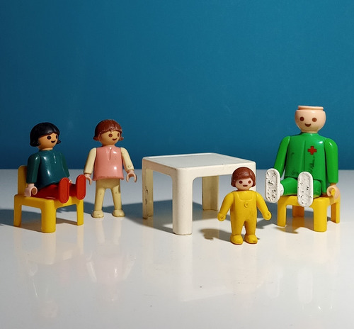 Playmobil Muñecos Y Mesa Con Silla Set X 7 