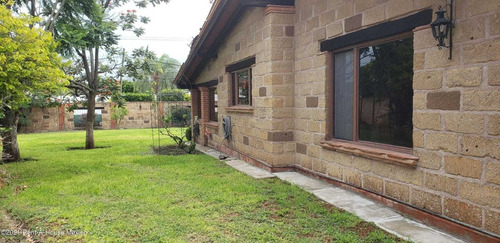 Imagen 13 de 14 de Casa De 1 Planta, Jardín Y Sala De Tv, Colinas Del Bosque. Venta