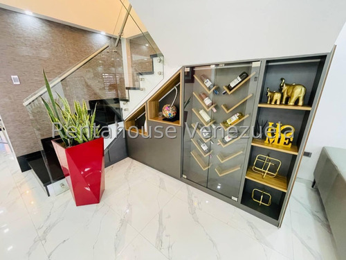 Exclusiva Casa Townhouse En Venta 183 Metros Totalmente Remodelada Revestida En Porcelanato Area Social Parrilla Planta Electrica Seguridad Estef 25-6276