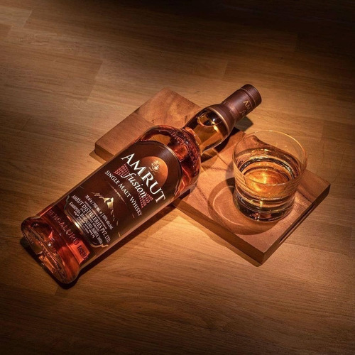 Imagen 3 de 8 de Whisky Single Malt Amrut Fusion India 700ml En Estuche