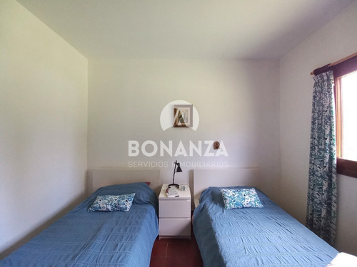 Casa En Venta. Piriápolis, Bella Vista. 4 Dormitorios, 3 Baños. 3052 M² De Terreno. A 200m De La Playa.