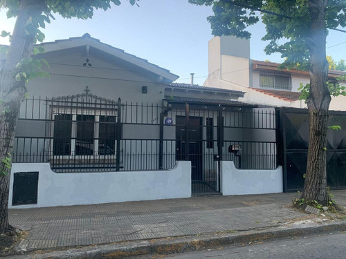 Casa Con Patio Y Pileta, Jardin Fondo Libre . 3 Habitaciones