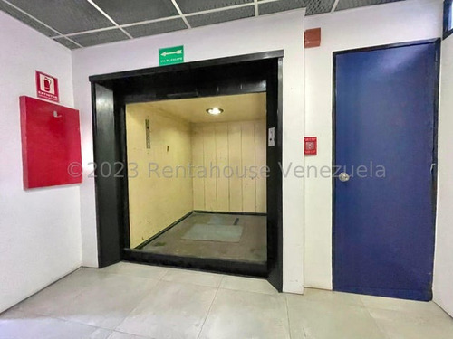 Se Alquila Hermoso Edificio Comercial Ubicado A Pie De Calle En Chacao