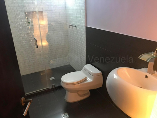 Lujosa Y Amplia Casa En Venta En Cumbres De Curumo