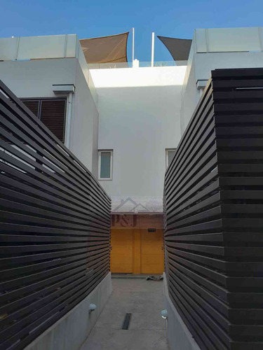 Excelente Casa Estilo Townhouse De 3 Niveles, En Providencia