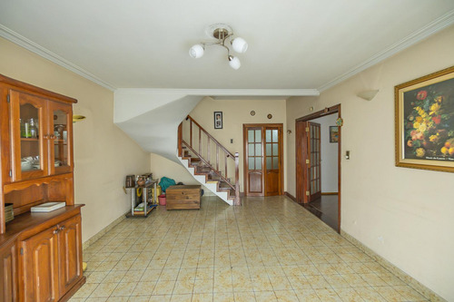 Casa En Venta En Rafael Calzada De 5 Ambientes