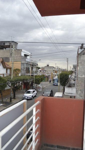 Imagen 7 de 9 de Balcon A La Calle - Muy Luminoso - Zona De Comercios - Excelente Ubicacion