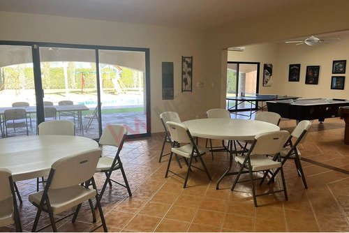 Espectacular Casa En Venta En San Isidro, Con Un Enorme Jardin Y Alberca.