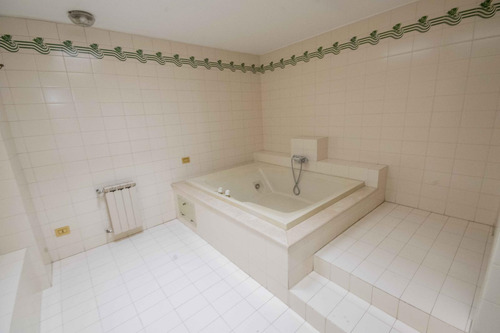 Casa De 5 Ambientes Escritorio, Playroom Y Dependencia De Servicio En Venta, En La Lucila.