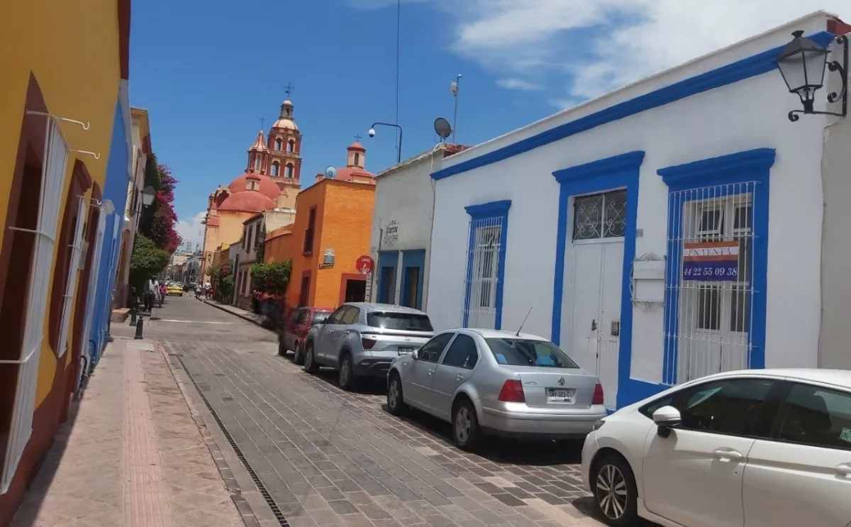 Ubicadísima, En Una De Las Calles Más Lindas De Querétaro, En El Corazón De Su Centro Histórico!