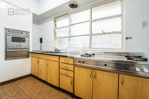 Departamento De 5 Ambientes Con Dependencia De Servicio, Cochera Y Baulera En Venta En Recoleta
