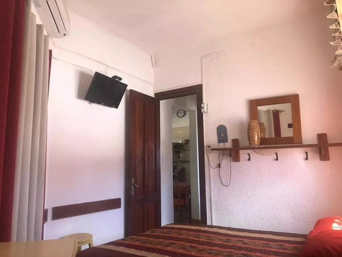 Hermosa Casa En Piriapolis Para Alquiler Con Vista Al Mar Y Barbacoa Techada A Una Cuadra Del Centro
