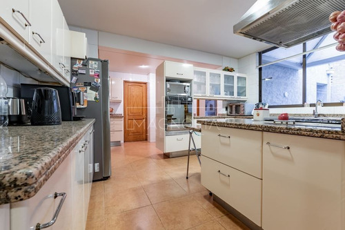 Casa En Venta De 6 Dorm. En Lo Barnechea