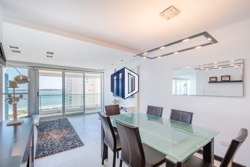 Venta De Excelente Apartamento De 3 Dormitorios Con Vista Al Mar, Playa Mansa, Punta Del Este