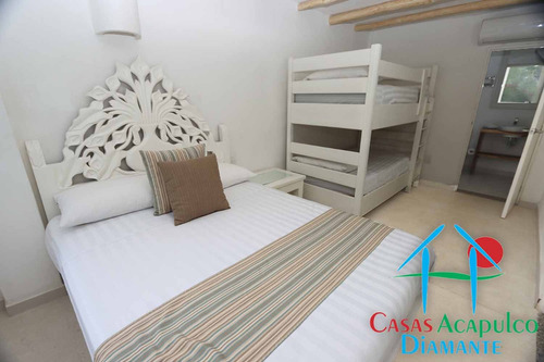 Cad Vicente Guerrero. Casa Con Salida A La Playa. Dos Albercas