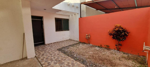 Casa En Renta En Las Americas. 3 Recamaras, 1 Baño Y Medio, Cochera Techada.