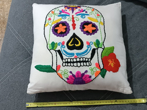 Almohadón Bordado Con Calavera Estilo Mexico