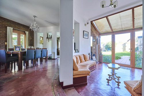 Venta - Casa 7 Amb. En Camino Real Con Jardín, Pileta Y Quincho Cerrado
