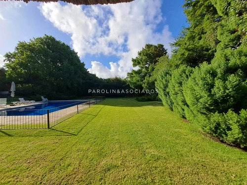 Casa De Gran Tamaño En Venta En Zona Del Golf, Punta Del Este.
