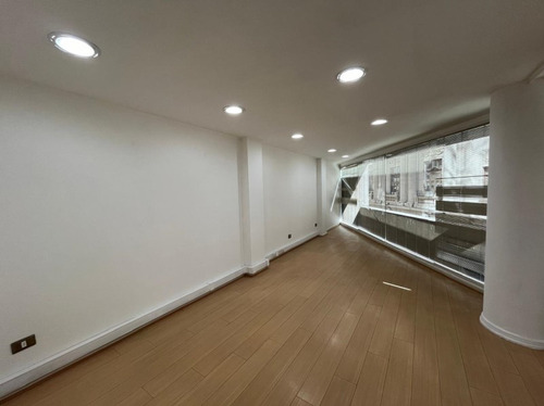 Se Arrienda Gran Oficina Con 7 Privados Y Salón En El Centro